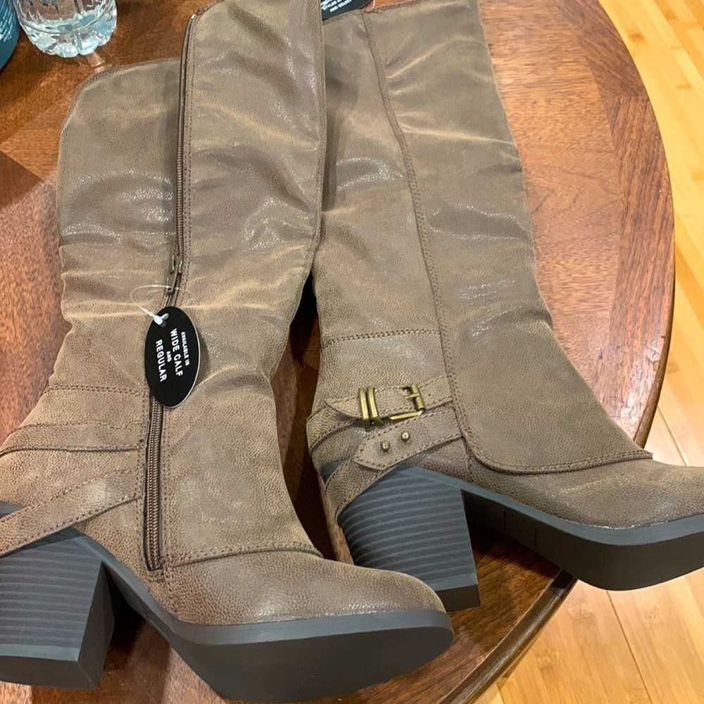 Wide calf 8.5 M never worn